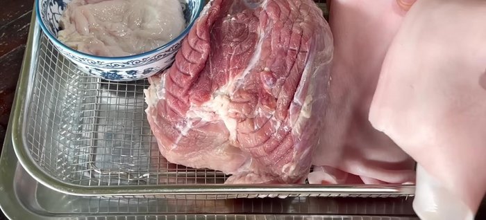 Clean the pork skin with salt and lemon, rinse thoroughly. Boil the pork skin with shallots, ginger, and salt until soft (25-30 minutes).