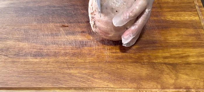 Before serving, remove any excess thread and slice the pate bong bong. Serve cold, optionally with chili sauce or salt and pepper.