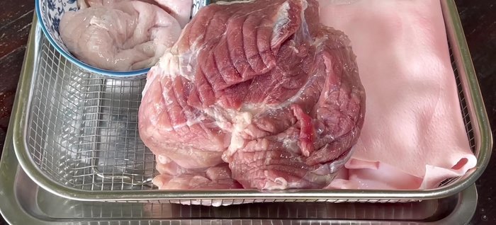 Clean the pig bladders with salt, lemon, and flour, rinse thoroughly. Optionally add wine.
