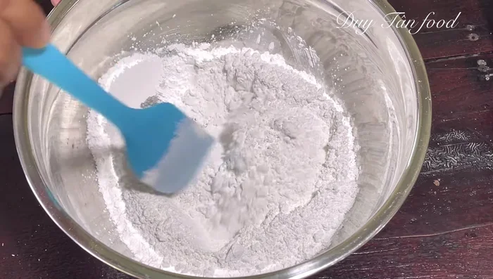 Prepare dough: mix sticky rice flour (200g), tapioca starch (100g), and salt (1/2 tsp).