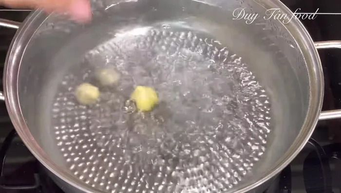 Boil the jackfruit balls in a separate pot of boiling water until they float, then cook for another 1-2 minutes. Transfer to a bowl of cold water.