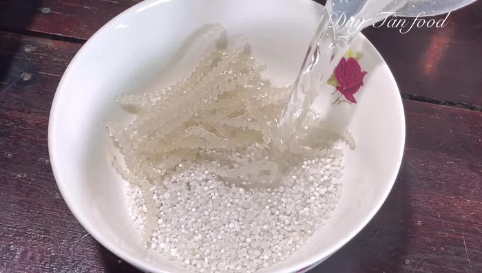 Mix potato starch and banh ao powder with water and soak for 30 minutes. Then rinse.