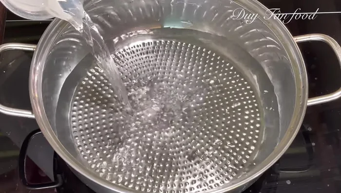 Prepare syrup: boil 600ml water, rock sugar (250g), and salt (1/4 tsp) until sugar dissolves.