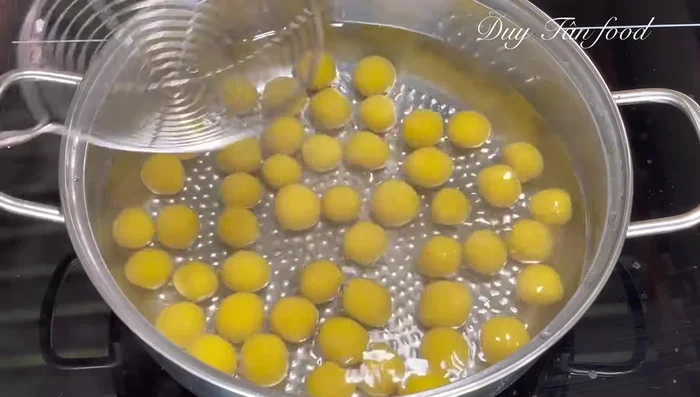Add the boiled potato starch mixture and jackfruit balls to the syrup, cook for 2-3 minutes.