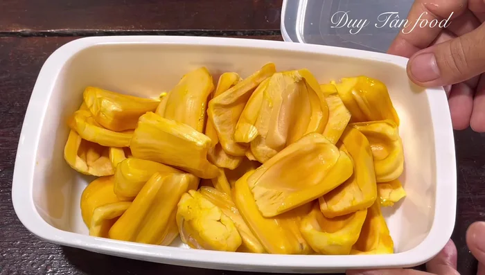 Prepare jackfruit: remove seeds, weigh 300g, cut into small pieces.