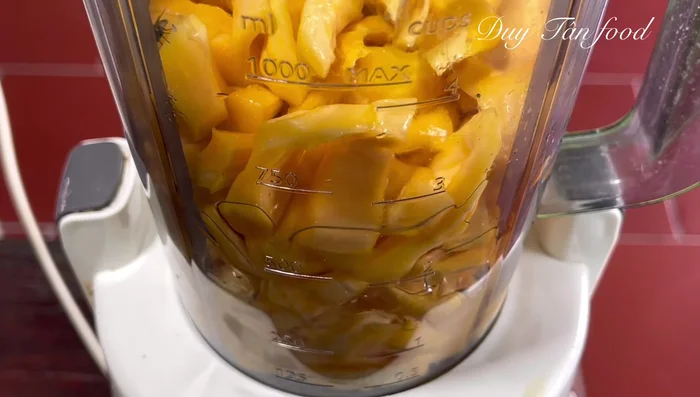 Blend jackfruit with 100ml water until smooth.