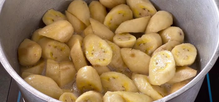 Cook the marinated bananas in a pot over medium heat for 4-5 minutes until the sugar is absorbed. If using underripe bananas, cook longer until chewy.
