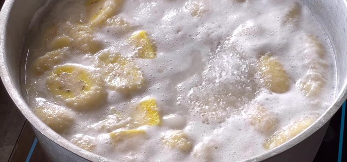 Add 250 grams of rock sugar, ½ teaspoon of salt, and stir gently.