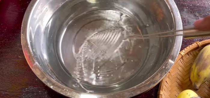 Prepare the bananas. If using ripe bananas, wash and peel them. If using slightly underripe bananas, soak peeled bananas in a basin of 2 liters of water with 1 teaspoon of salt for 3-5 minutes to reduce astringency. Then drain the bananas.
