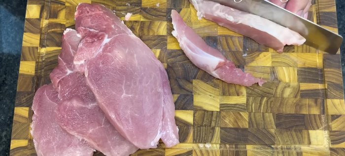 Cut lean pork into 1-1.5cm cubes. Cut pork skin and pig ears into small pieces, tilting the knife to facilitate resin release during stir-frying. Remove excess fat from the skin and pig ears.