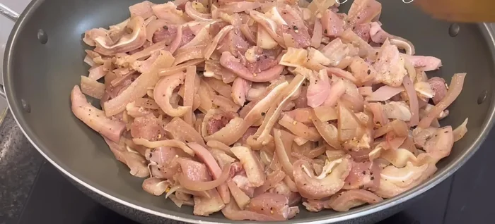 Add the marinated meat mixture to the pan. Stir-fry over medium heat for 15-20 minutes, stirring frequently. If it becomes too dry, add 50ml of water. Continue stir-frying until the skin releases its resin and becomes sticky.