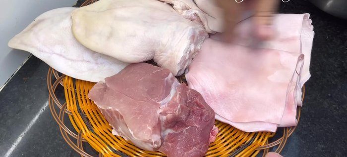 Wash lean pork, pork skin, pig ears, pig hands, and scalp. For pig ears and skin, rub with lemon and salt, scrape well, and rinse thoroughly.