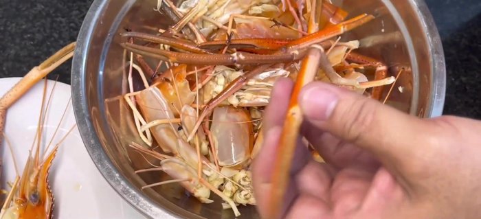 Cut the larger crayfish to remove the meat, leaving the shell intact.