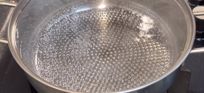 Make the broth: In a pot, boil 2 liters of water with crayfish shells and claws for 15 minutes. Skim off any foam. Strain and reserve 1.5 liters of broth.