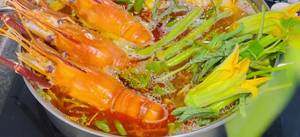 Spicy & Sour Crayfish Hotpot: A Delicious Thai Recipe