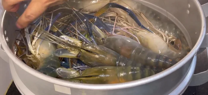 Steam the crayfish with crushed lemongrass for 5 minutes until they turn red. Set aside 2-3 whole crayfish for garnish.