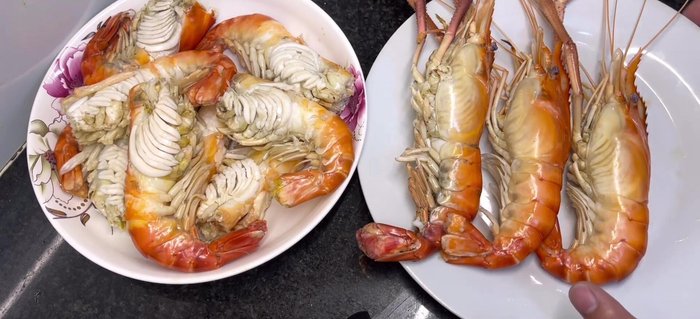 Clean the remaining crayfish: Remove the head, legs, and the fecal sac from the top of the head. Peel off the head shell, leaving the tail intact. Smash the claws of smaller crayfish.
