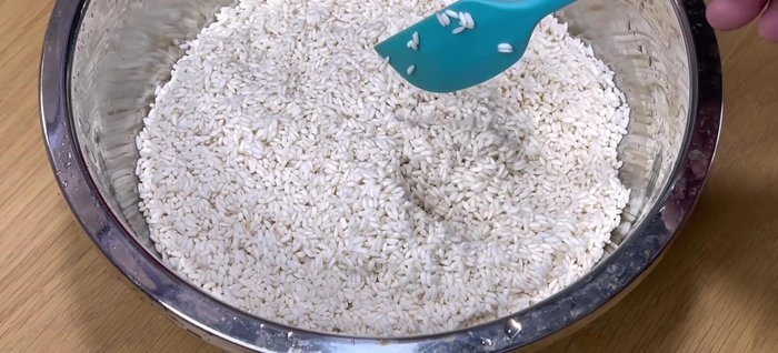 Wash the sticky rice thoroughly before soaking. Soaking for a long time helps prevent breakage.