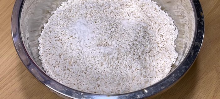 Soak the washed sticky rice in purple leaf water with salt (to prevent souring) for at least 4-6 hours, or even longer (up to 7 hours).