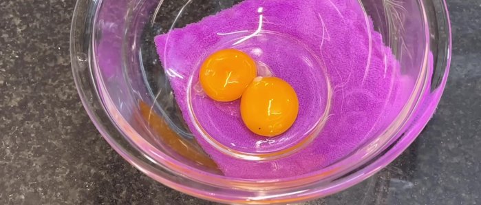 Prepare the cocoa cake batter: Whisk egg yolks with milk, oil, and cocoa powder. Gradually add sifted flour, mixing until smooth.