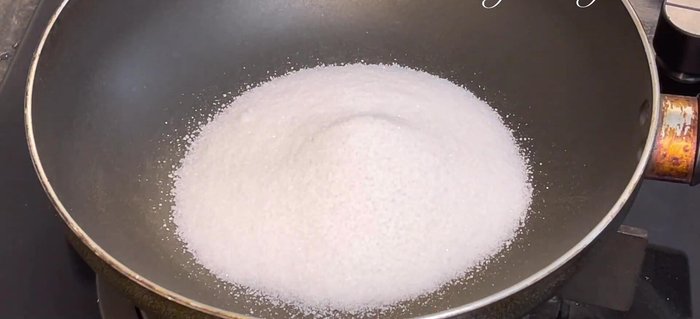 Roast the salt: In a pan, roast 1 cup of dried salt until dry. Add 50g Sichuan pepper and roast for another 4-5 minutes until fragrant.