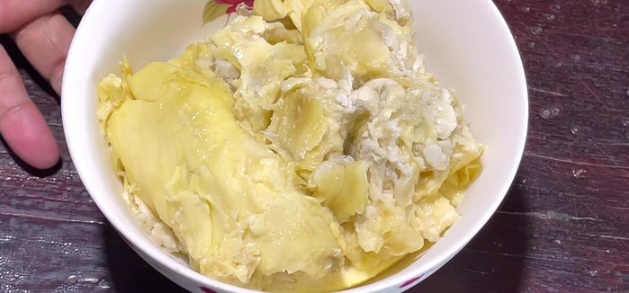 Prepare the durian filling: Prepare durian filling, approximately 1 tsp per cake.