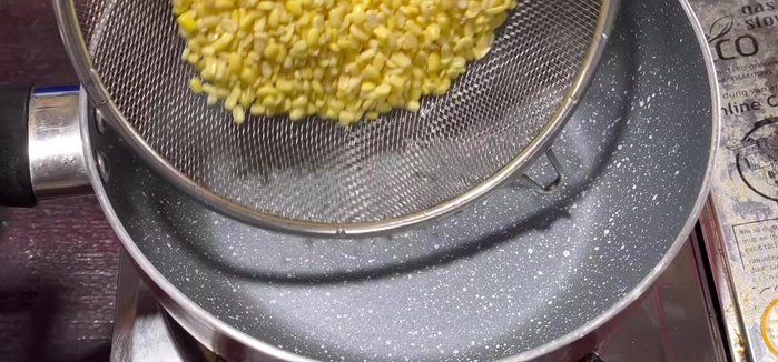 Cook the green beans: Wash 70g green beans. Soak for 3-4 hours (optional). Wash again and cook with 300ml water over medium heat until boiling. Reduce heat and cook for 15-20 minutes until soft and water is absorbed.