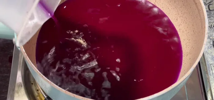 Prepare the purple rice cake dough: Mix 220ml purple leaf water with 220g flour in a pot. Cook slightly until warm. Add 200ml coconut milk, 130g sugar, and 3 tsp salt. Cook on low heat until sugar dissolves, about 5-60 degrees. Turn off heat.