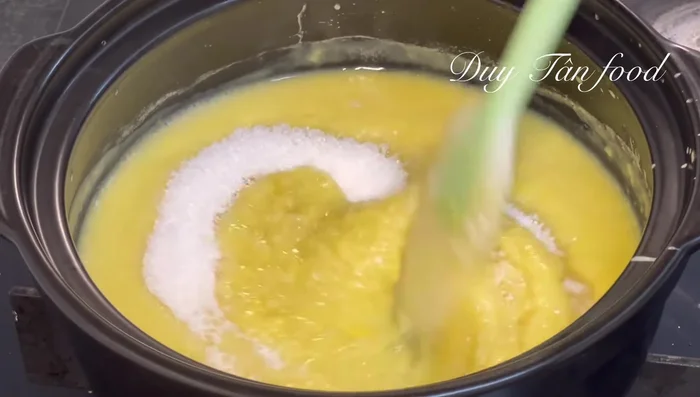Add 120g of sugar to the cooked beans and stir continuously over low heat for 5-7 minutes until slightly thickened.