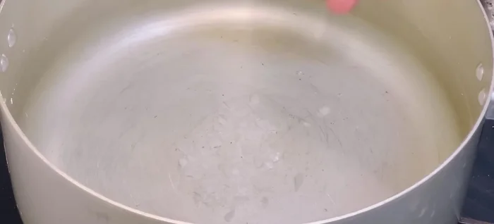 Boil the pork skin in water with salt, crushed shallots, and ginger until soft (about 15-20 minutes). (110.439)