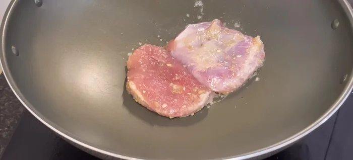 Pan-fry the marinated pork until cooked through on both sides. Add water or coconut water, and simmer until the liquid is absorbed. (175.08)
