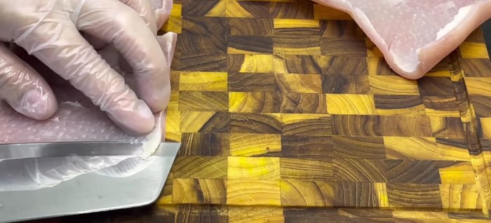 Cut the cooled pork skin into thin strips, removing any excess fat. (246.92)