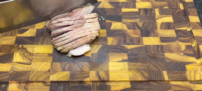 Cut the cooked pork into small strips, similar in size to the skin. (344.96)