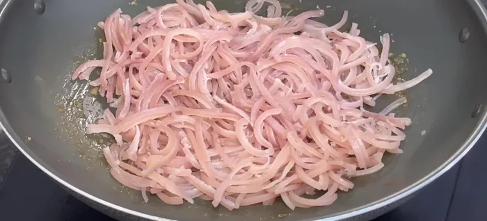 In a pan, stir-fry the pork skin with garlic powder (or fried garlic), seasoning powder, and fish sauce until fragrant. (392.319)