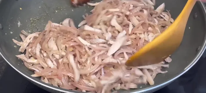 Add the cooked pork to the pan and mix well. Stir-fry over medium heat, then reduce to low heat, until the skin becomes sticky and slightly resinous (about 5-7 minutes). (426.08)