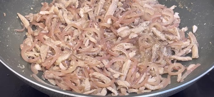Before turning off the heat, add ground pepper and peppercorns, and mix well. (461.039)