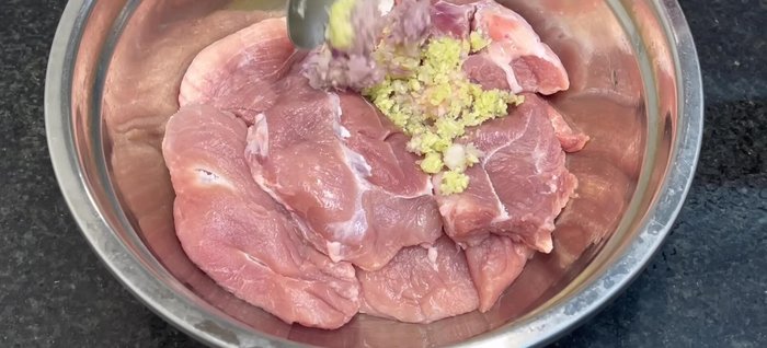 Marinate the pork with minced garlic, shallots, sugar, seasoning powder, and fish sauce. Mix well and let it absorb for at least 30 minutes. (66.799)