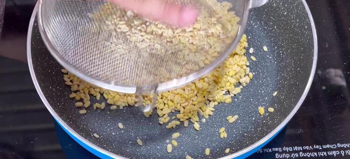 Make filling: Cook soaked mung beans with water until soft. Mash them, then stir in sugar, salt, coconut milk, and cooking oil. Cook until thick and sticky. (280.8)
