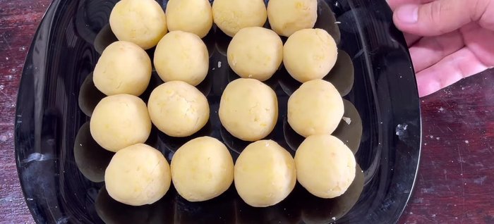 Prepare filling balls: Once cooled, divide the mung bean filling into 16 balls (approx. 20-25g each). (425.28)