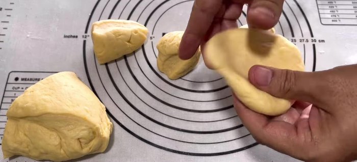 Wrap filling: Flatten each dough ball, place a filling ball in the center, wrap it tightly, and seal the edges carefully. (500.039)