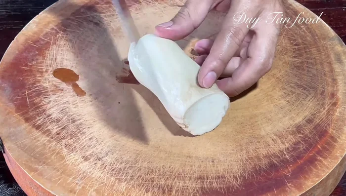 Slice the blanched mushrooms thinly or into circles, keeping large pieces.