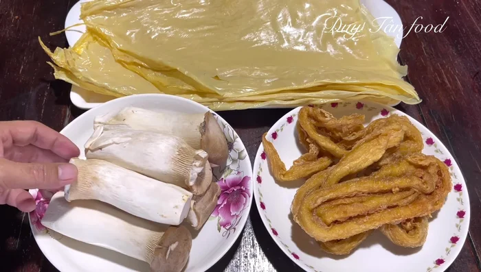 Wash chicken thigh mushrooms with diluted salt water. Cut off the black head and discard.