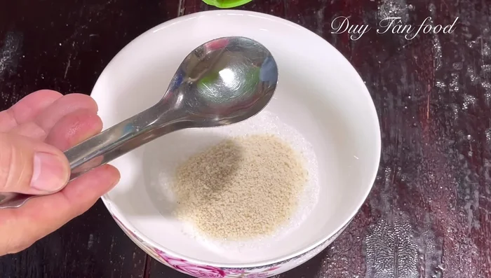 Prepare the sauce: Combine sugar, mushroom seasoning, vegetarian oyster sauce, soy sauce, chili sauce (or tomato sauce), and pepper. Add water to desired consistency.