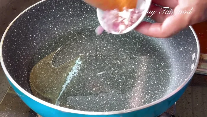 Heat oil in a pan. Add shallots and fry until fragrant. Add the sauce and simmer until slightly thickened (5-6 minutes).