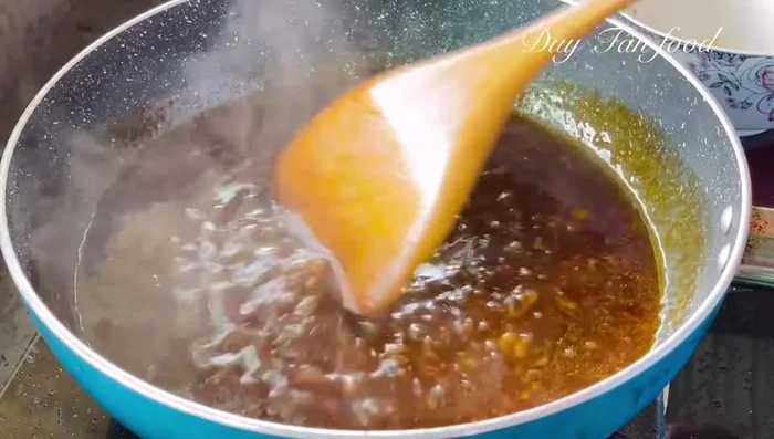 Add the fried mushrooms to the sauce and coat for a few seconds on each side. Serve immediately.