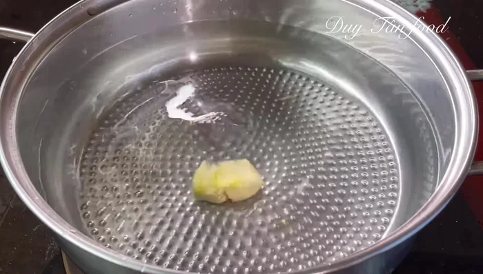Blanch the mushrooms in boiling water with ginger and salt for 1 minute. Drain and let cool.