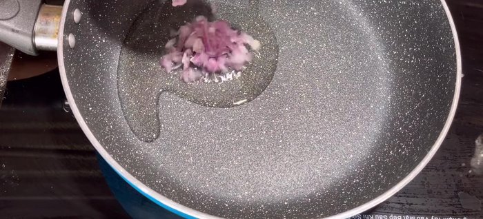 Prepare the filling: Sauté minced shallots until fragrant. Add ground pork and stir-fry until golden. Add carrots, onions, and stir briefly. Season with sugar, seasoning powder, salt, and pepper. Add wood ear mushrooms and stir for 1 minute. Set aside to cool.