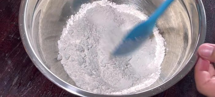 Mix dry ingredients (flour, glutinous rice flour, sugar, salt) thoroughly. Add cooking oil and mix well. Knead with your hands until combined, then add egg and mix again.