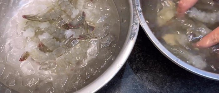 Soak the peeled shrimp in ice water with 1/2 cup white wine for 5 minutes to remove any fishy smell.