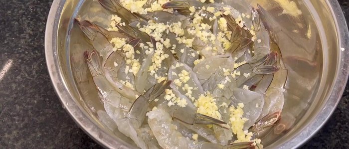 In a bowl, combine minced garlic, dried chili, sugar, shrimp salt, chili paste, and 2 tablespoons of white wine. Mix well.